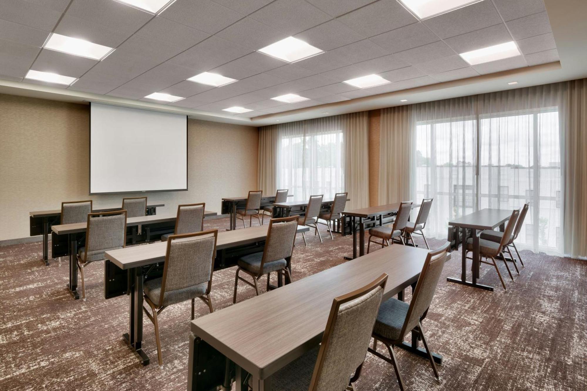 Courtyard By Marriott Atlanta Duluth Downtown Hotel Bagian luar foto