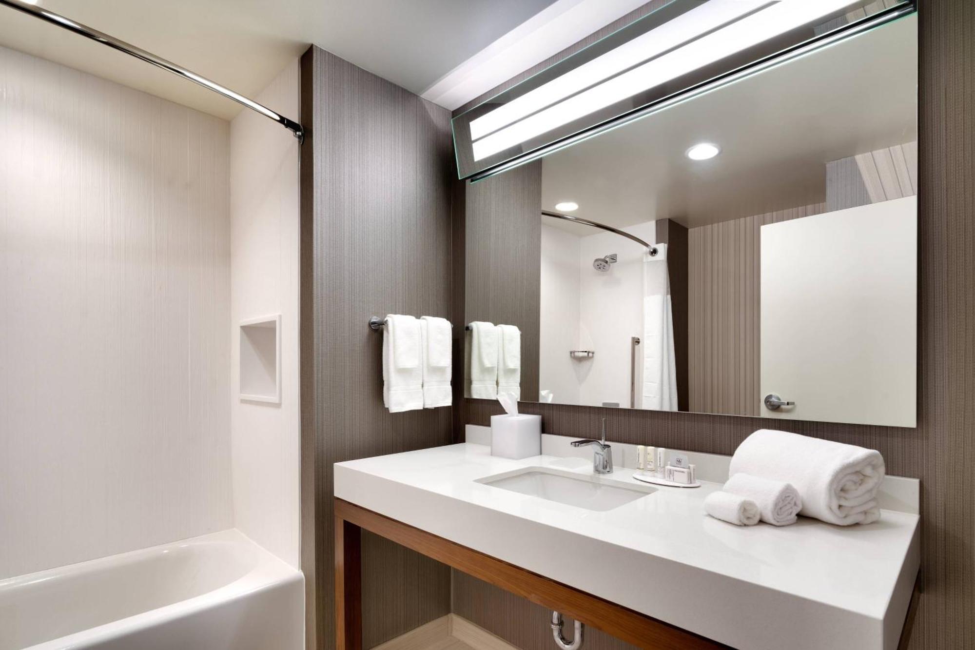 Courtyard By Marriott Atlanta Duluth Downtown Hotel Bagian luar foto