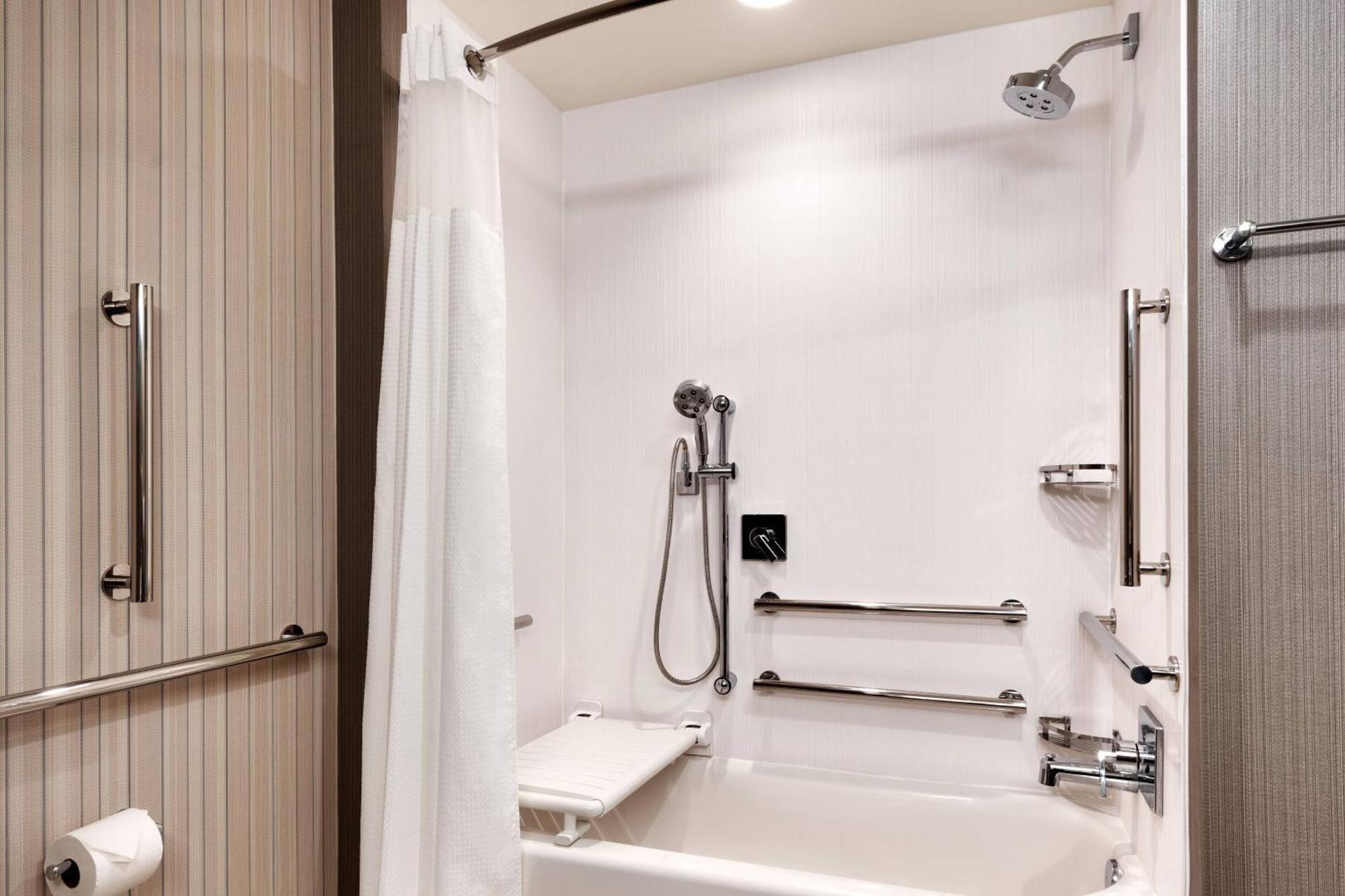 Courtyard By Marriott Atlanta Duluth Downtown Hotel Bagian luar foto