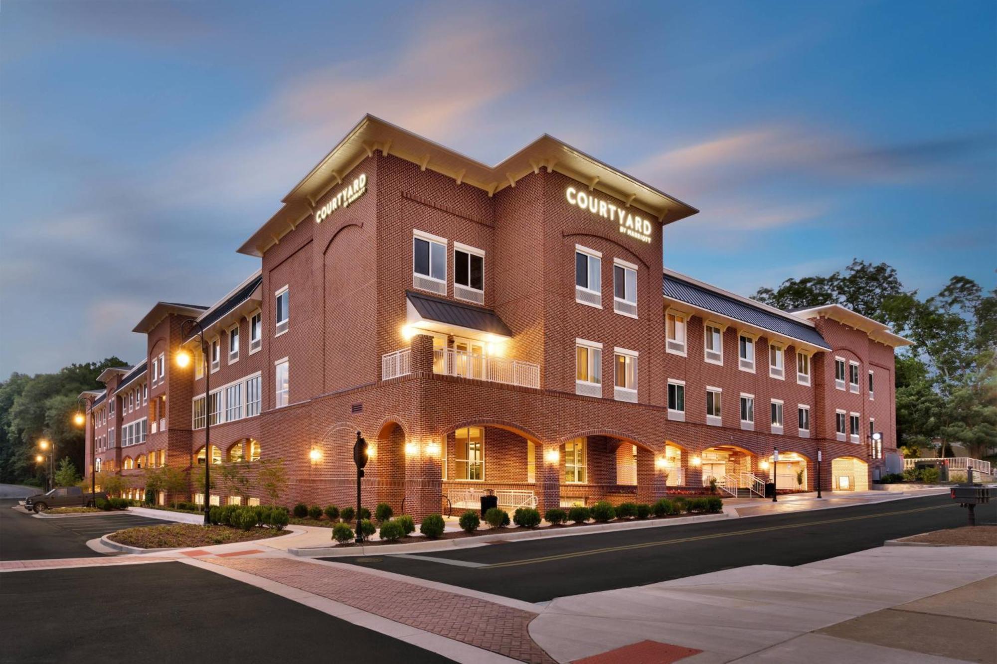 Courtyard By Marriott Atlanta Duluth Downtown Hotel Bagian luar foto